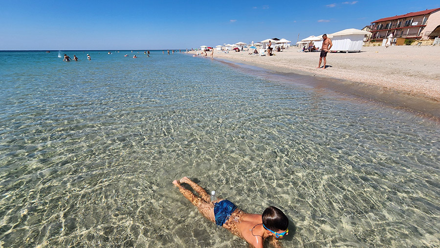 Чистое море в Штормовом