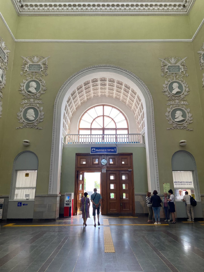 Железнодорожный вокзал в Симферополе